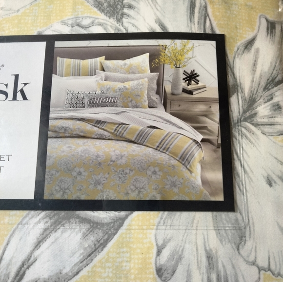 Damask design bed sheets. pretty pattern and colors. brand new. Size king. - Picture 3 of 5
